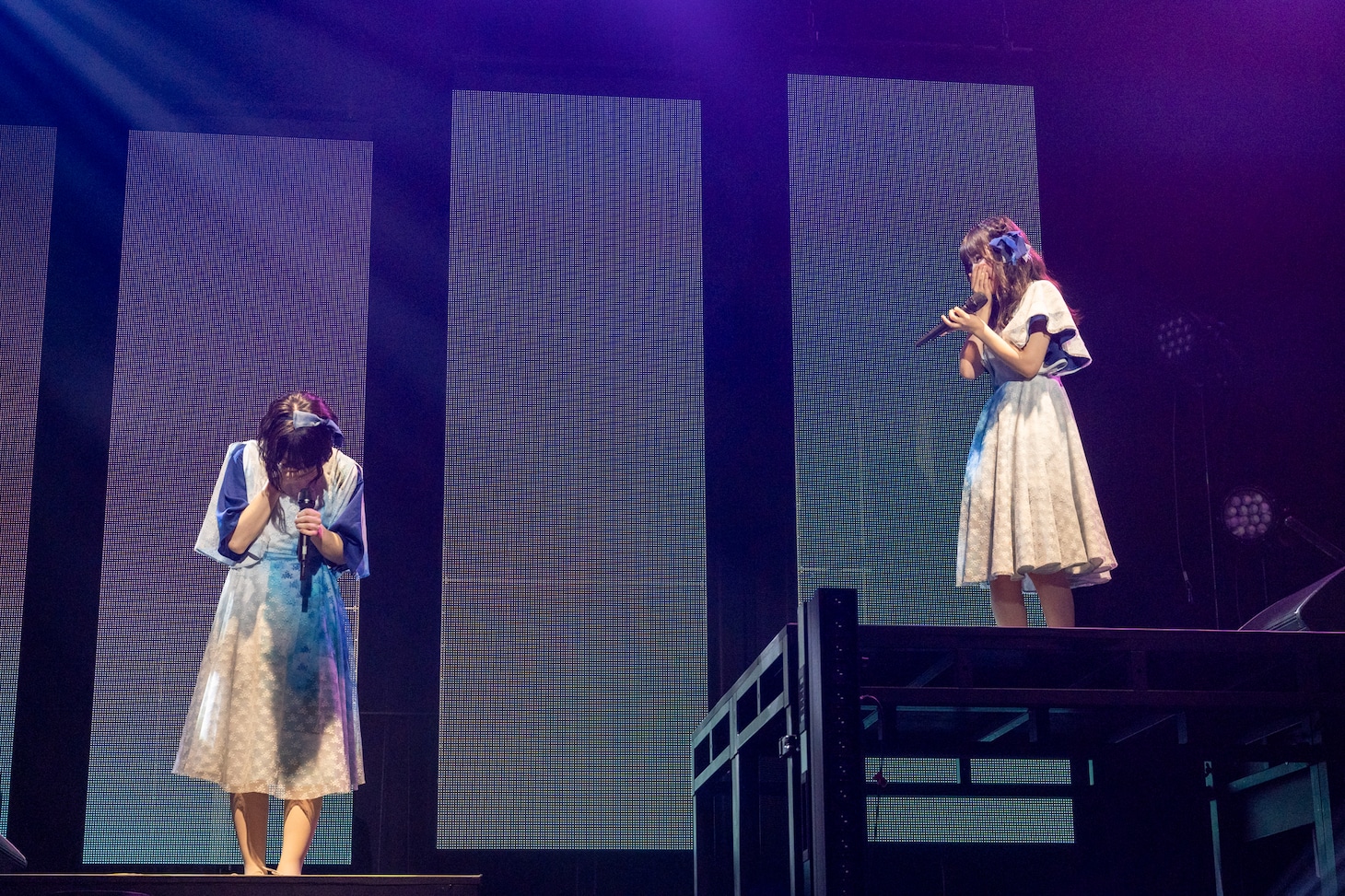 「春霞」を歌う冨樫優花と川本空。