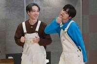 とあるメンバーになりきるアロハ（右）。