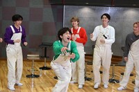 とあるメンバーになりきるタクヤ（左から2番目）。