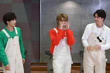 とあるメンバーになりきるユーキ（中央）。