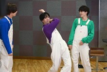 とあるメンバーになりきるリョウガ（中央）。