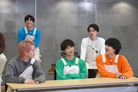 ユーキ考案のゲームに挑戦するメンバー。