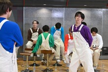 リョウガ考案「君の変顔が終着駅」ゲームの様子。プレイヤーのカイ、リョウガと、プレイヤーを見ないようにするメンバー。