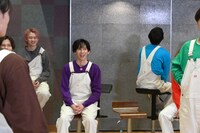 タクヤの変顔を見て笑うリョウガ（中央）。