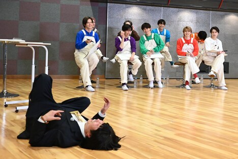 笑い転げる河本準一（次長課長 / 手前）。