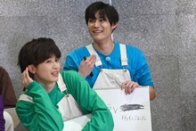 手前からタクヤ、アロハ。