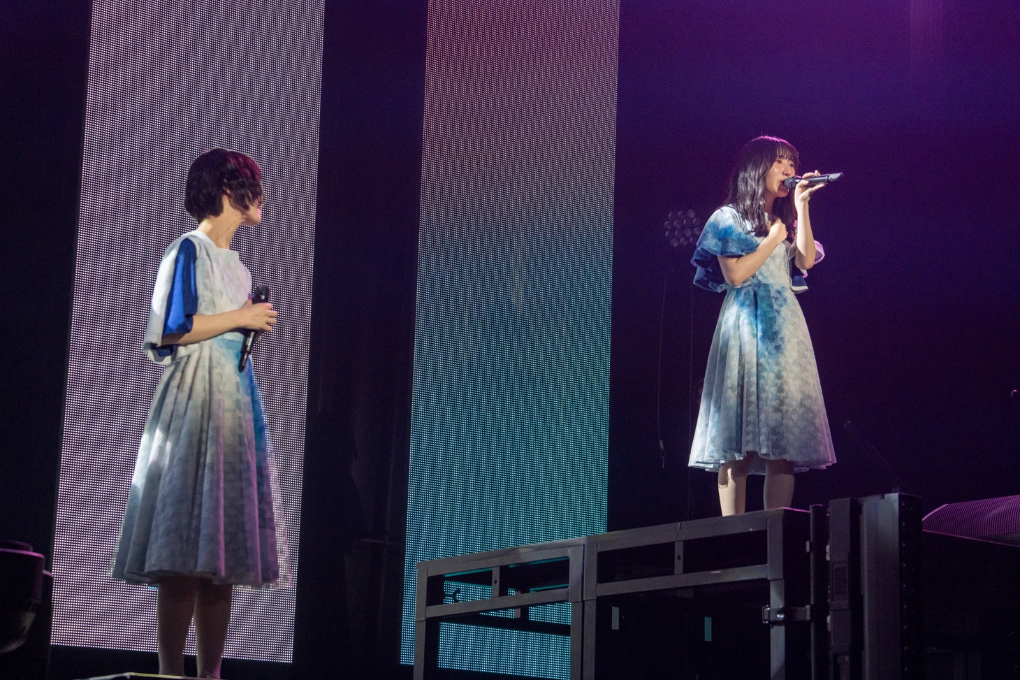 「春霞」を歌う冨樫優花と川本空。