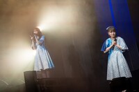 「ガンバレワタシ」を歌う谷乃愛と阿部葉菜。