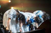 観客に向けてお辞儀するタイトル未定。