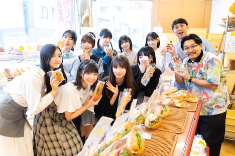 5期生とオズワルド。(c)「超・乃木坂スター誕生！」製作委員会