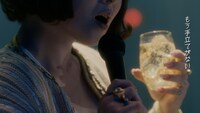 「SUNTORY WORLD WHISKY 碧Ao」のWeb CM「今宵、どうぞお好きなように」編より。