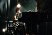 小田朋美（Vo, Piano, Synth）（撮影：藤井拓）