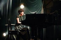 小田朋美（Vo, Piano, Synth）（撮影：藤井拓）