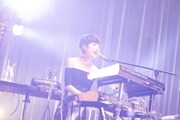 小田朋美（Vo, Piano, Synth）（撮影：藤井拓）