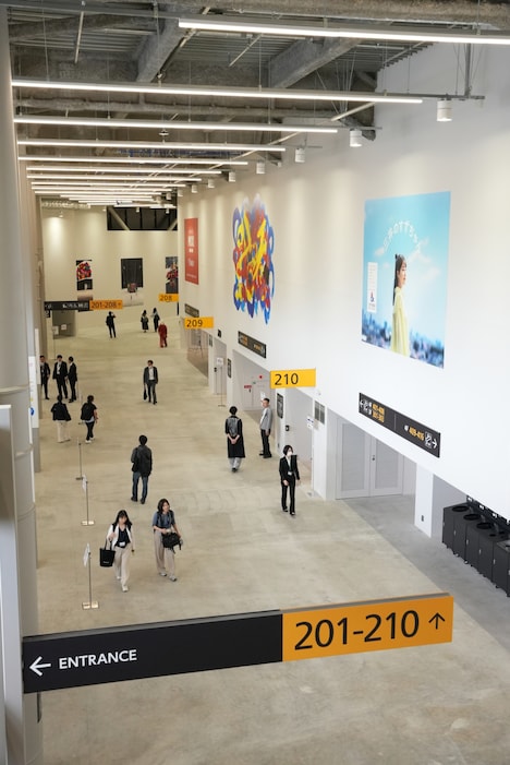 空港風デザインのロビー。