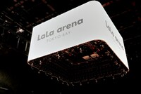 アリーナ中央に配置された昇降可能なセンタービジョン。