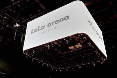 アリーナ中央に配置された昇降可能なセンタービジョン。