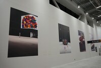 2F通路に展示されているアート壁画。