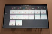 デジタルサイネージでトイレの混雑状況がわかる。