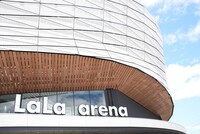 LaLa arena TOKYO-BAY外観。有孔アルミパネルで躍動感が表現されている。