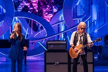 左から倉木麻衣、松本孝弘（B'z）。 (c)フジテレビ