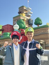 「スーパー・ニンテンドー・ワールド」で記念撮影する長尾謙杜（左）、小島健（右）。(c)フジテレビ