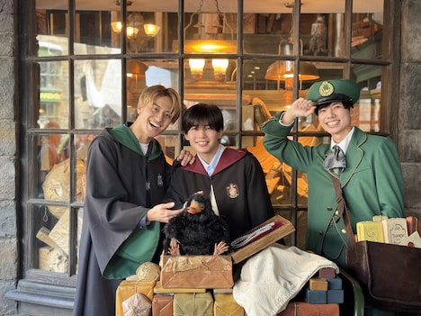 「ハリー・ポッター」の衣装を着て笑顔の小島健（左）、長尾謙杜（中央）。(c)フジテレビ