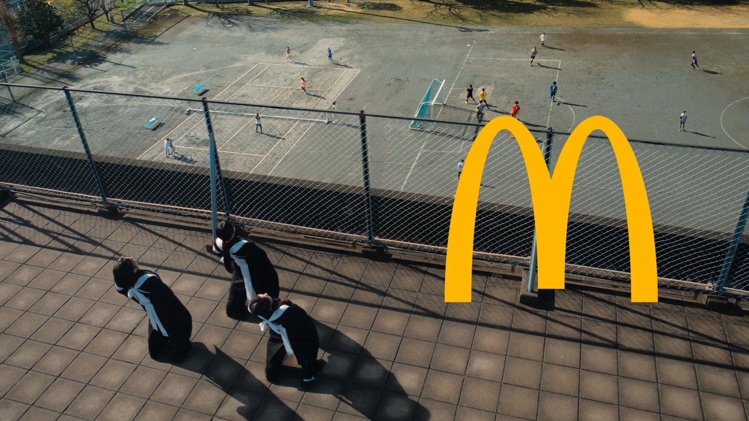 マクドナルドの新テレビCM「スパイシーチキンマックナゲット『応援って意味ありますか？』」編より。