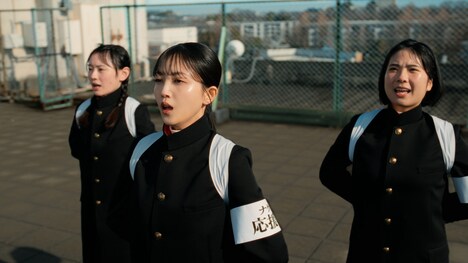 マクドナルドの新テレビCM「スパイシーチキンマックナゲット『応援って意味ありますか？』」編より。