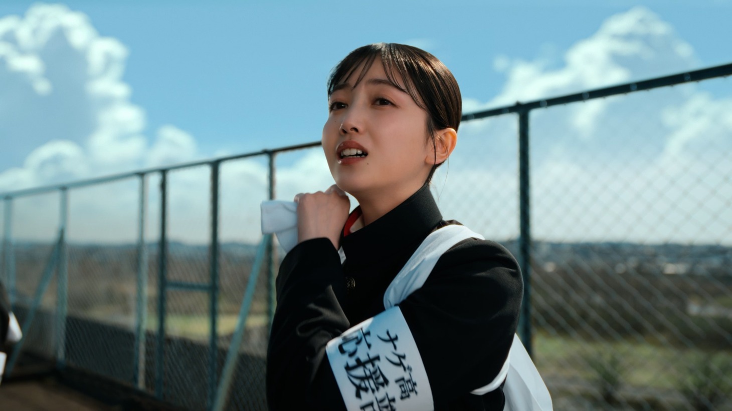 マクドナルドの新テレビCM「スパイシーチキンマックナゲット『応援って意味ありますか？』」編より。