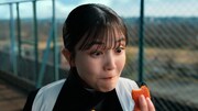 マクドナルドの新テレビCM「スパイシーチキンマックナゲット『応援って意味ありますか？』」編より。