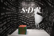 「彼女の"Modern…"」コーナー。背景には「S・D・R」の文字。