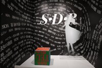 「彼女の"Modern…"」コーナー。背景には「S・D・R」の文字。