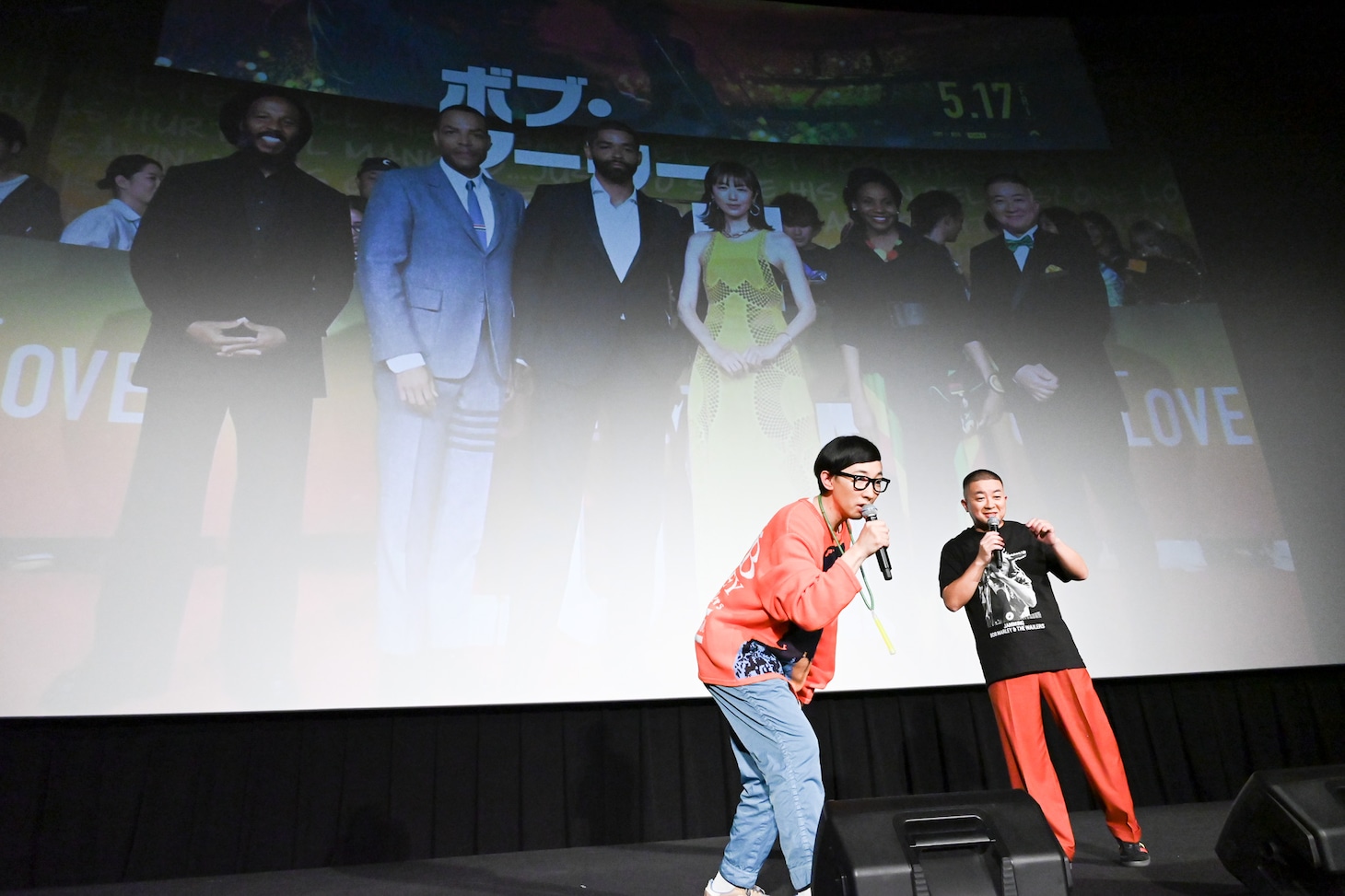 「ボブ・マーリー：ONE LOVE」ジャパンプレミアの様子を振り返るこがけん（左）と松尾駿（右）。