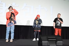 この日のそれぞれのファッションについて語り合うこがけん、HAN-KUN、松尾駿（左から）。