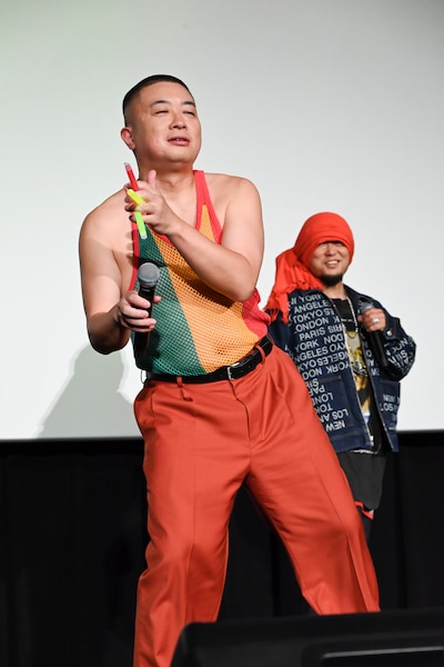 レゲエダンスを披露する松尾アンダーグラウンド。後方はHAN-KUN。