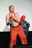 独特のダンスを披露する松尾アンダーグラウンド(左)と、笑うHAN-KUN(右)。