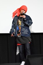 ドレッドを振り乱して歌うボブ・マーリーを再現するHAN-KUN。