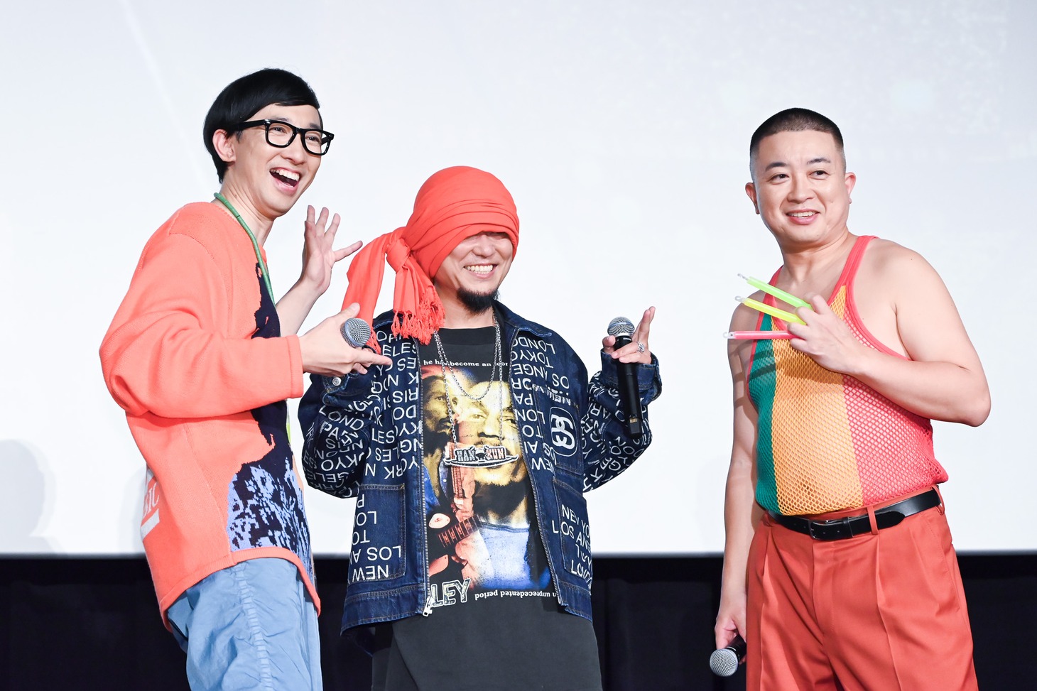 「ボブ・マーリー：ONE LOVE」の応援上映イベント「バイブスぶち上げナイト！」の様子。左からこがけん、HAN-KUN、松尾アンダーグラウンド（松尾駿）。