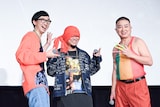 「ボブ・マーリー:ONE LOVE」の応援上映イベント「バイブスぶち上げナイト!」の様子。左からこがけん、HAN-KUN、松尾アンダーグラウンド(松尾駿)。
