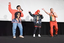 「One Love / People Get Ready」を歌うこがけん、HAN-KUN、松尾アンダーグラウンド（左から）。