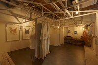 展示の様子。haru.曰く展示作品、空間すべてに意味が込められているという。