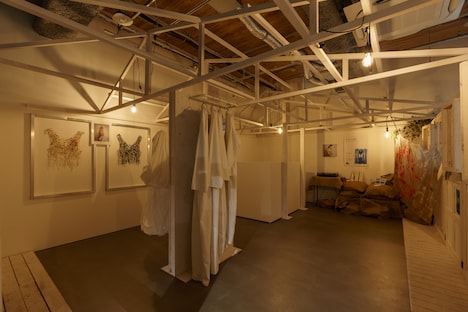 展示の様子。haru.曰く展示作品、空間すべてに意味が込められているという。