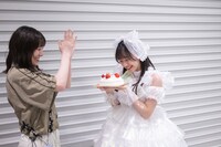 同期メンバーの桜井えま（左）からバースデーケーキを贈られ喜ぶ仲村悠菜（右）。