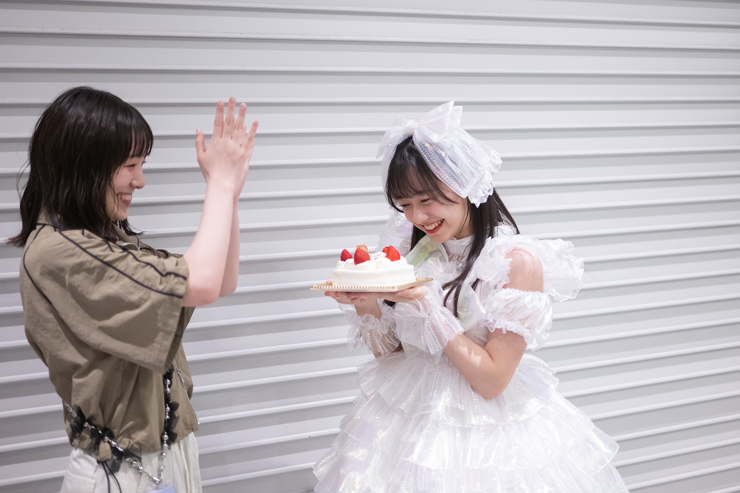 同期メンバーの桜井えま（左）からバースデーケーキを贈られ喜ぶ仲村悠菜（右）。