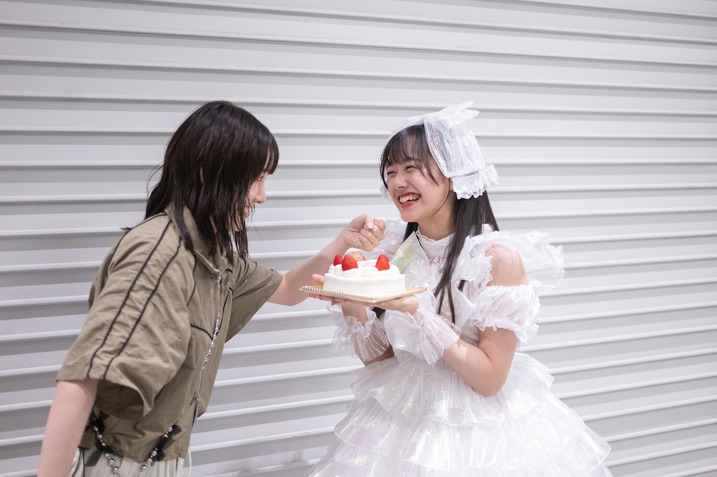 開演直前、仲村悠菜（右）に17歳の抱負を聞く桜井えまリポーター（左）。
