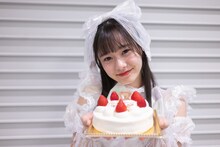 仲村悠菜とバースデーケーキ。