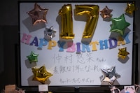 楽屋に飾られたライブスタッフからのお祝いコメント。