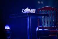 ステージ中央に置かれたティーセット。