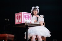 椅子でくつろぐ仲村悠菜。